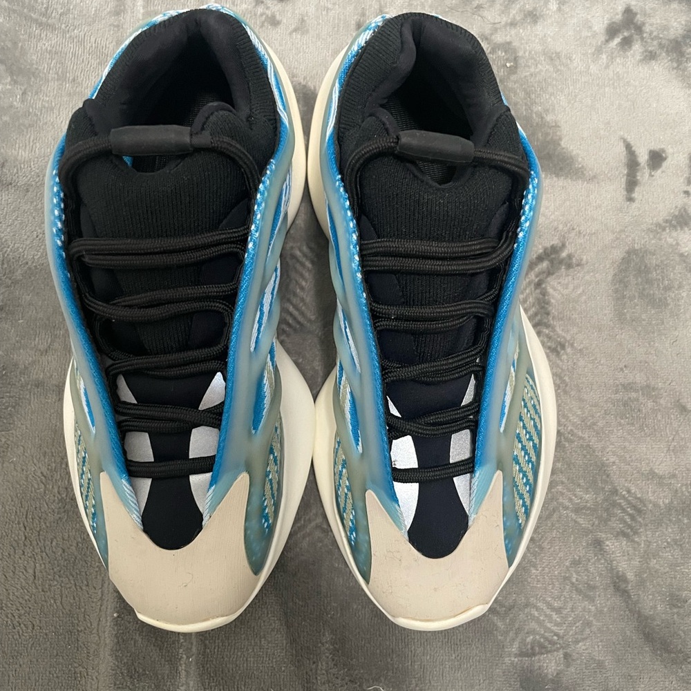 Yeezy adidas 700 v3